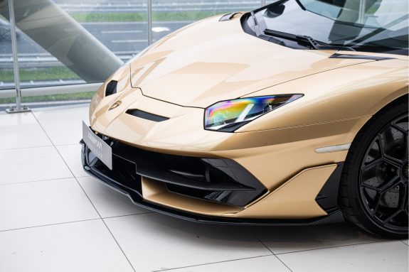 Lamborghini Aventador 6.5 V12 SVJ Roadster | Carbon Roof | Oro Elios | 1/800 | – Foto 13