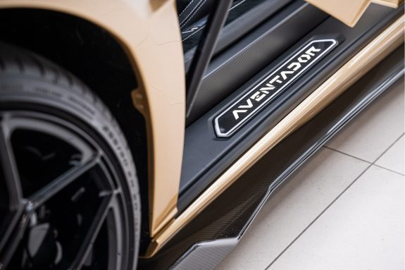 Lamborghini Aventador 6.5 V12 SVJ Roadster | Carbon Roof | Oro Elios | 1/800 | – Foto 14