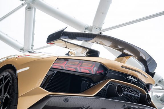 Lamborghini Aventador 6.5 V12 SVJ Roadster | Carbon Roof | Oro Elios | 1/800 | – Foto 27