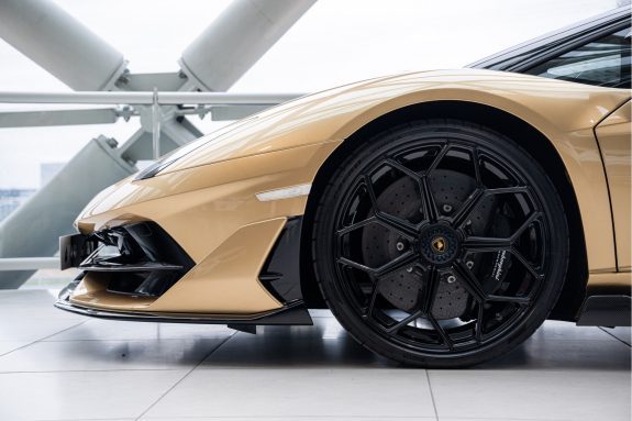 Lamborghini Aventador 6.5 V12 SVJ Roadster | Carbon Roof | Oro Elios | 1/800 | – Foto 32