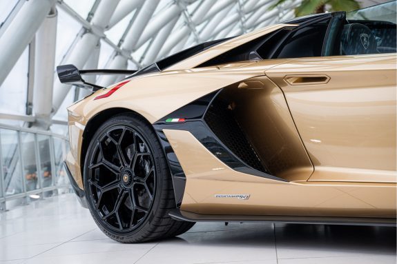 Lamborghini Aventador 6.5 V12 SVJ Roadster | Carbon Roof | Oro Elios | 1/800 | – Foto 54